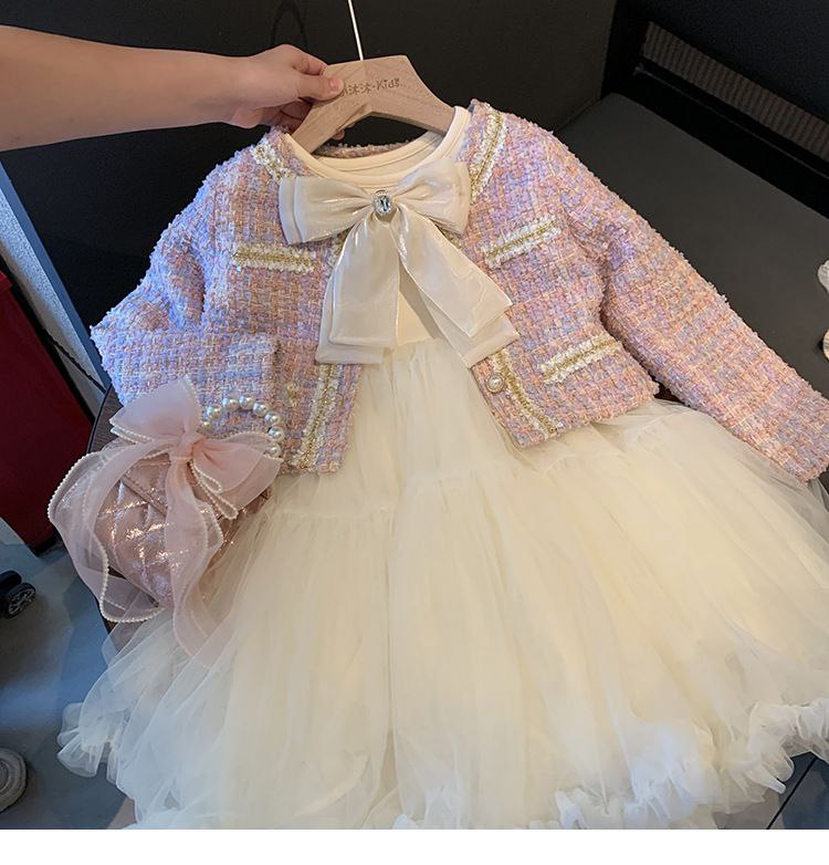 Robe bicolore avec veste en tweed et sac rose