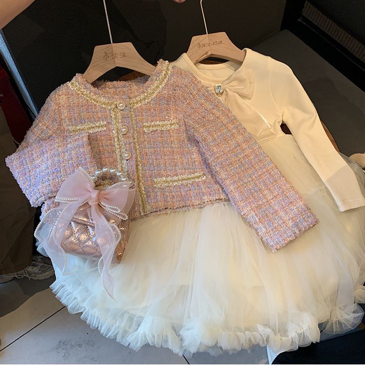 Robe bicolore avec veste en tweed et sac rose