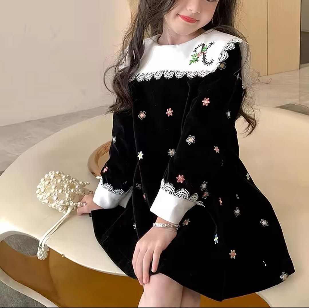 Robe brodée en velours a manches longues pour filles