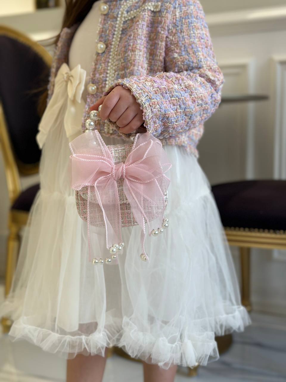Robe bicolore avec veste en tweed et sac rose