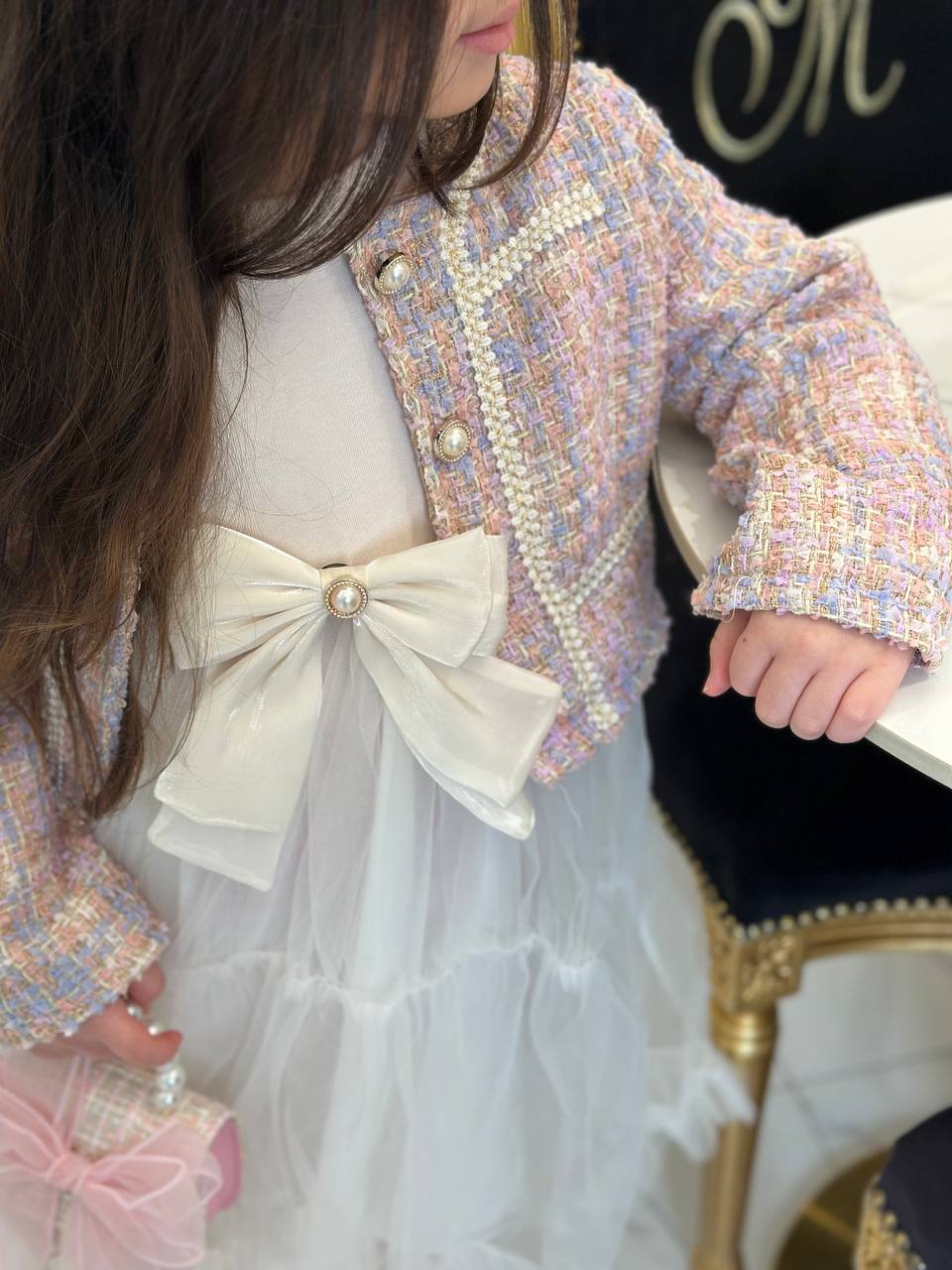 Robe bicolore avec veste en tweed et sac rose