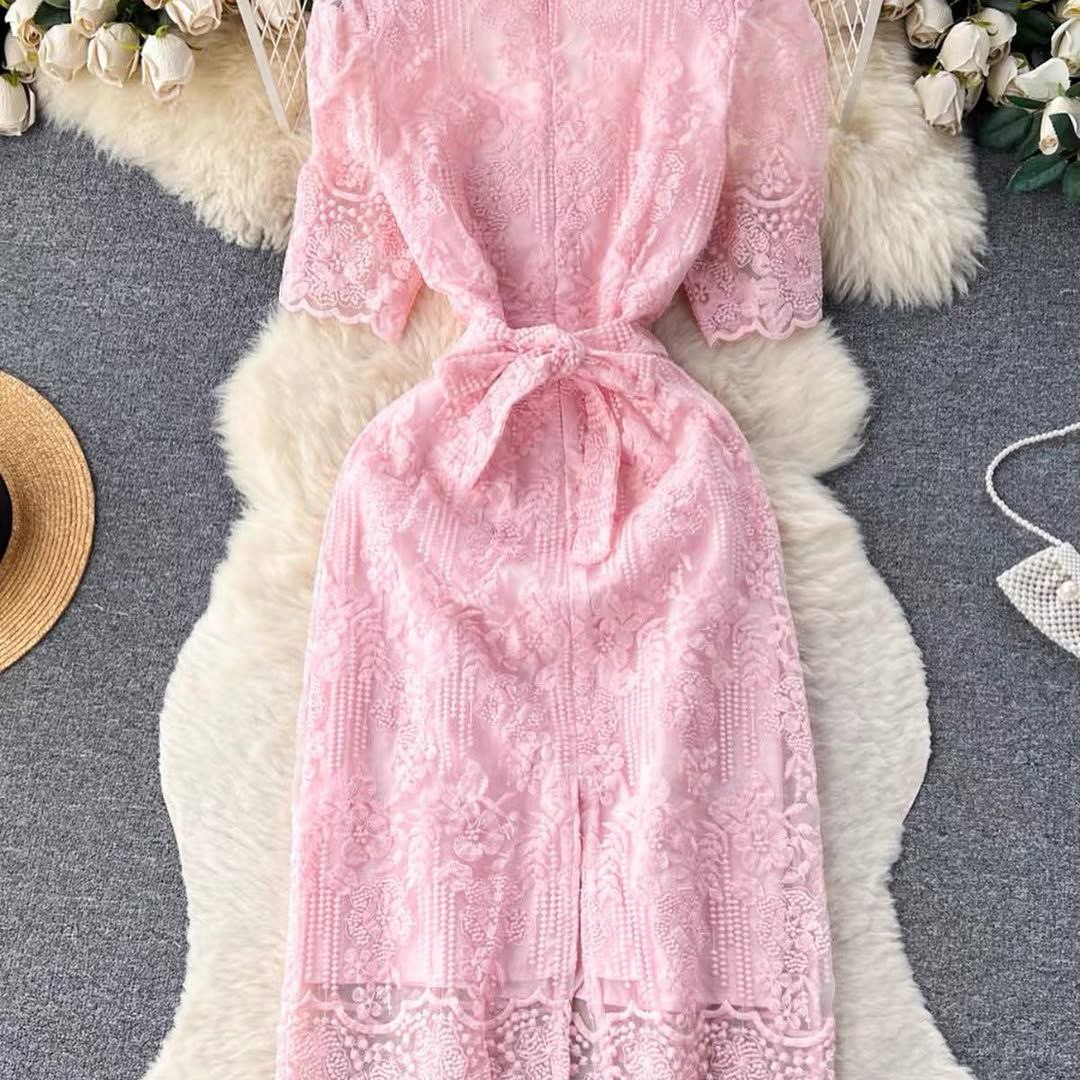 Robe vintage élégante à manches courtes et col rond en dantelle brodée